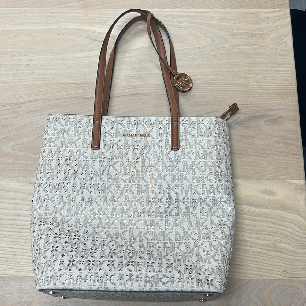 Michael Kors Tote I’m EUC. Looks new.